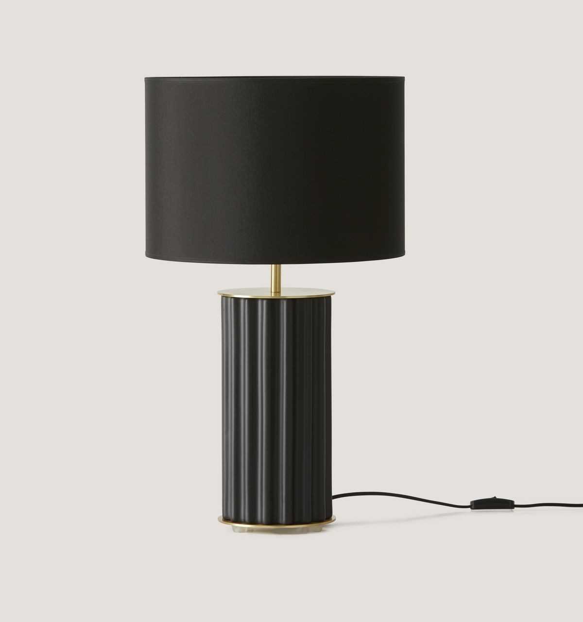 Candeeiro de mesa Sonica preto, base cilíndrica estriada e abat-jour redondo